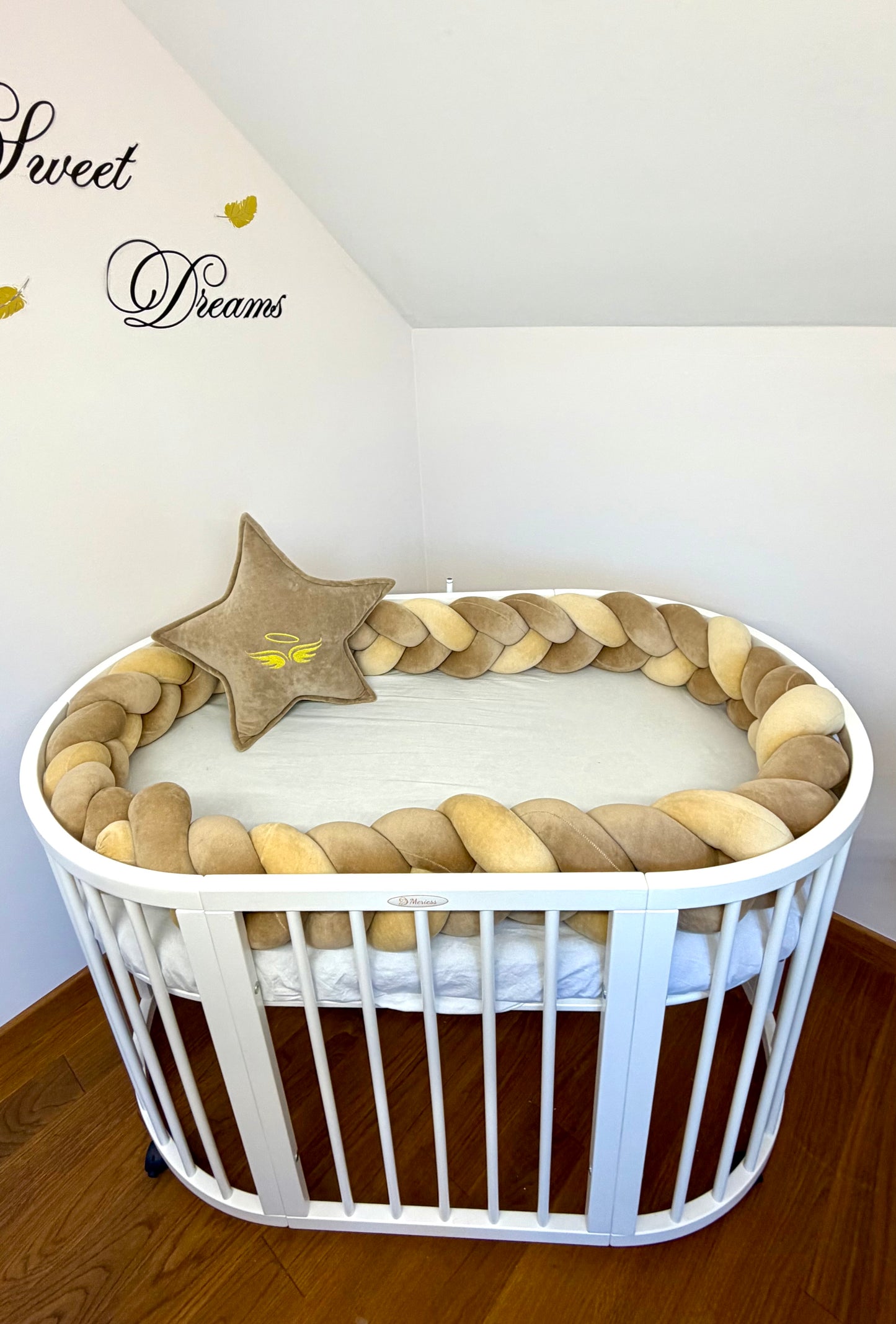 Protecție împletită pentru pătuțul bebelușului cu lungimea de 350cm. Cafeniu și bej închis.