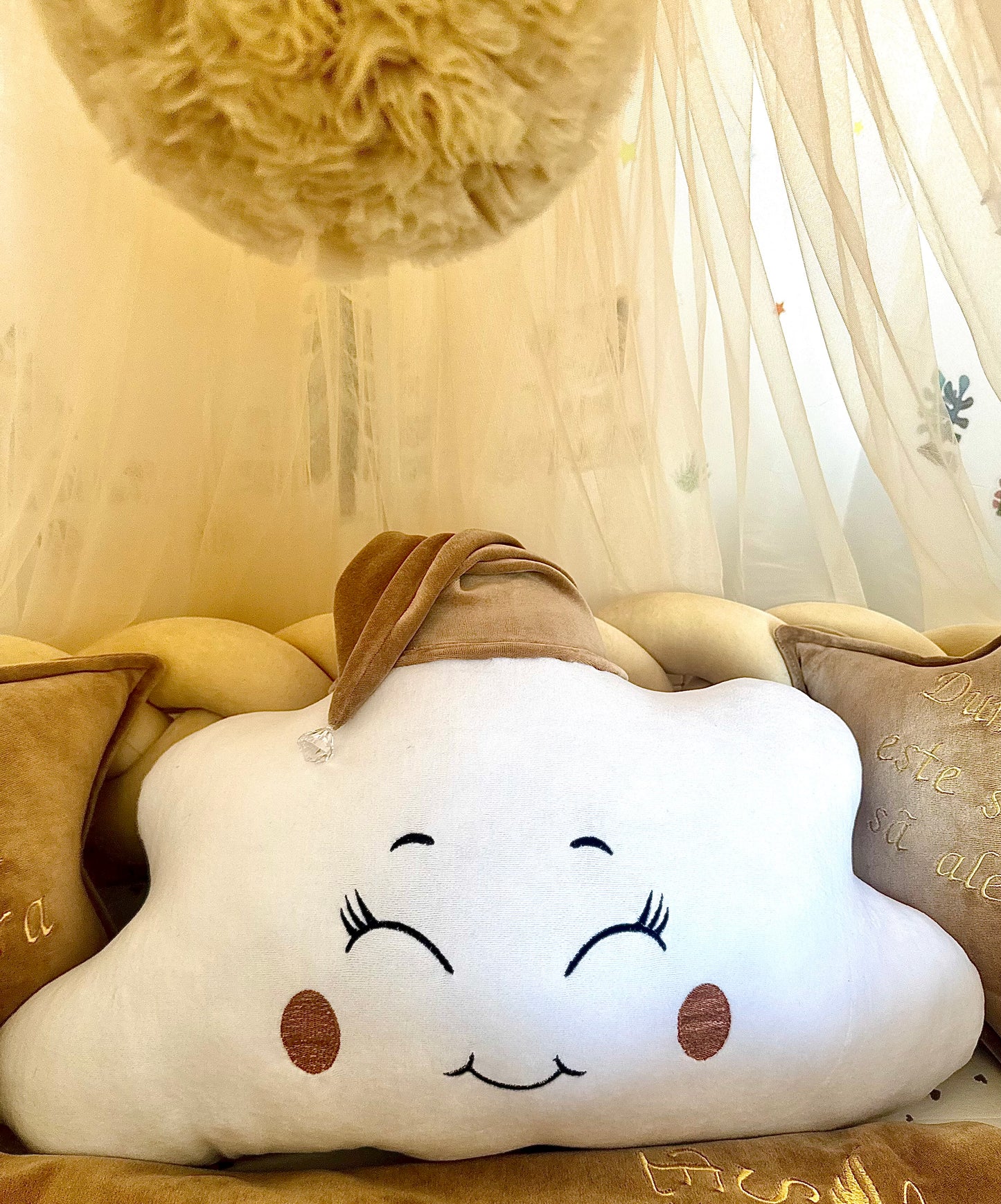 Norișor cu fetișoară zâmbitoare și căciuliță