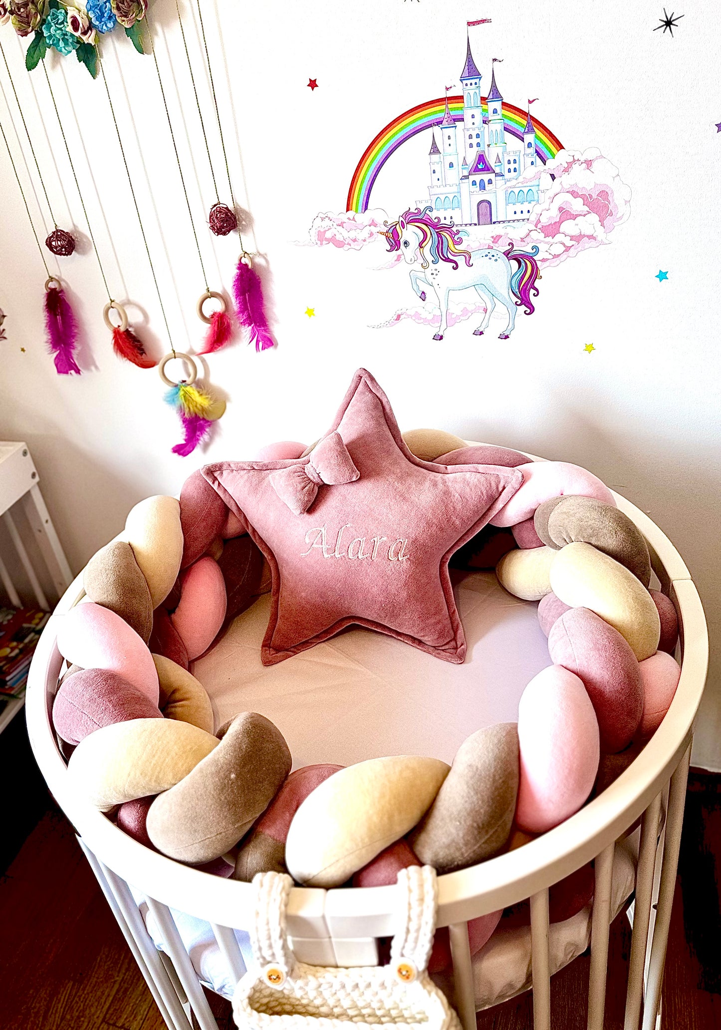 Set de accesorii cu protecție împletită în 4 fire și două pernuțe personalizate. Roz prăfuit, bej, maro și roz.