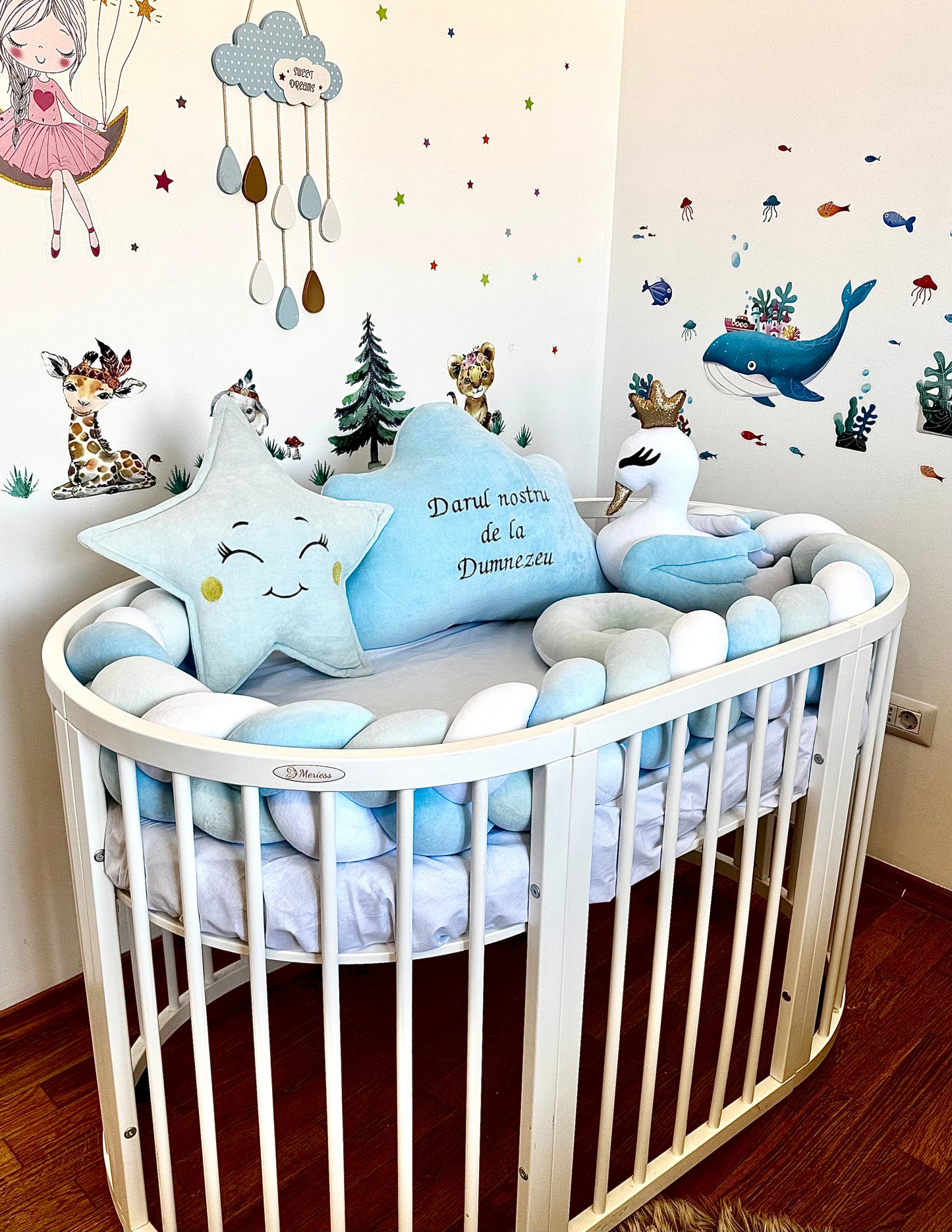 Set complet pentru pătuț oval – protecție împletită 230 cm, cearceaf și pernuțe decorative personalizate. Verde, albastru, alb.