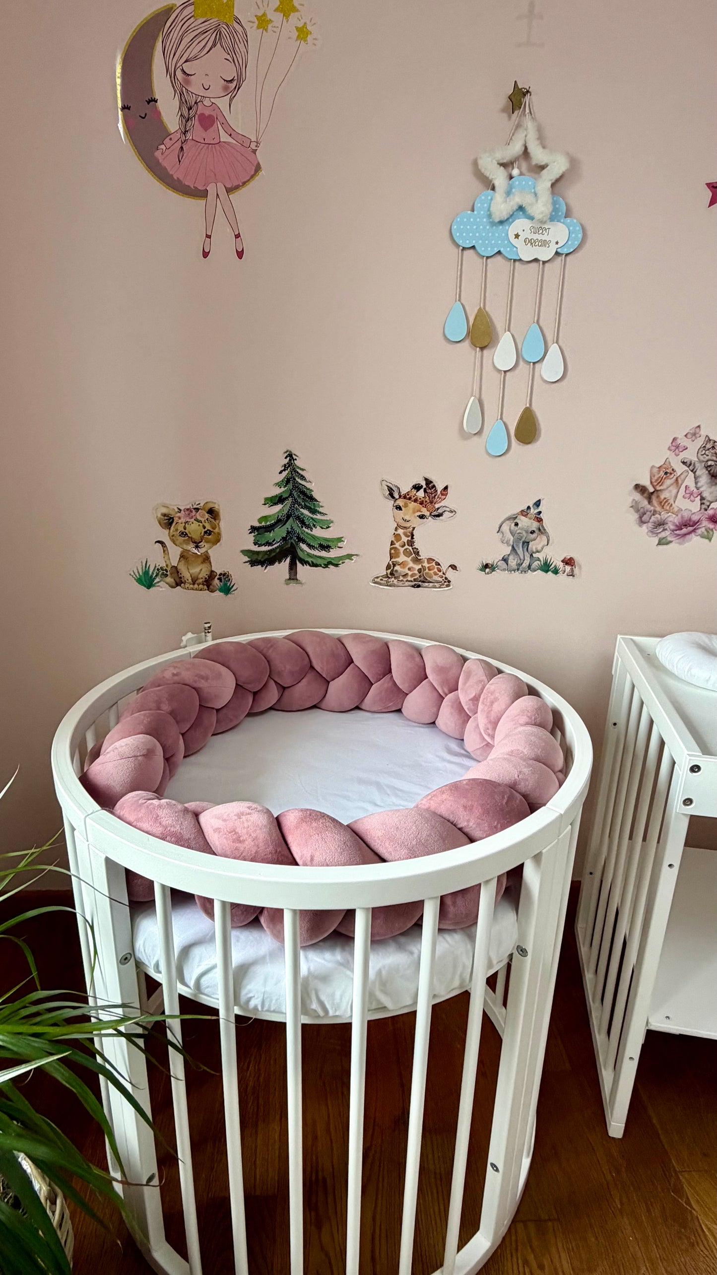 Protecție împletită pentru pătuț – Roz închis 230 cm din velur moale catifelat