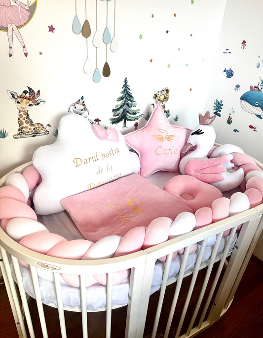 Set accesorii pătuț bebeluș personalizat cu nume – protecție împletită, perne, păturică și cearceaf bumbac