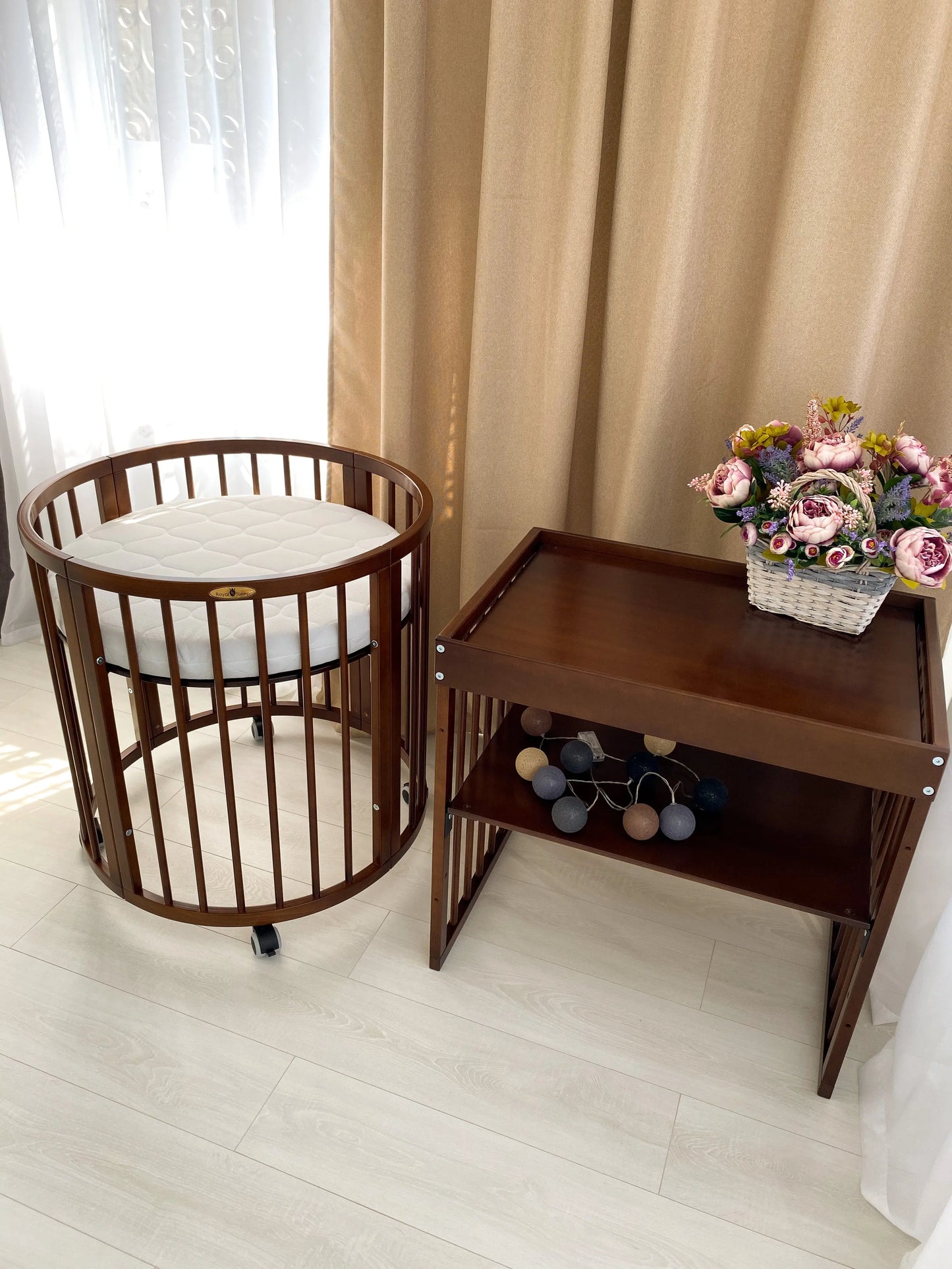 Patut oval Royal Sleep 9 in 1 Nuc - Meriess - Descoperă la Meriess o selecție premium de lenjerie de pat pentru bebeluși, pătuțuri multifuncționale, accesorii esențiale și cadouri speciale. Calitate garantată și livrare internațională. Suport 24/7 pentru toți părinții!