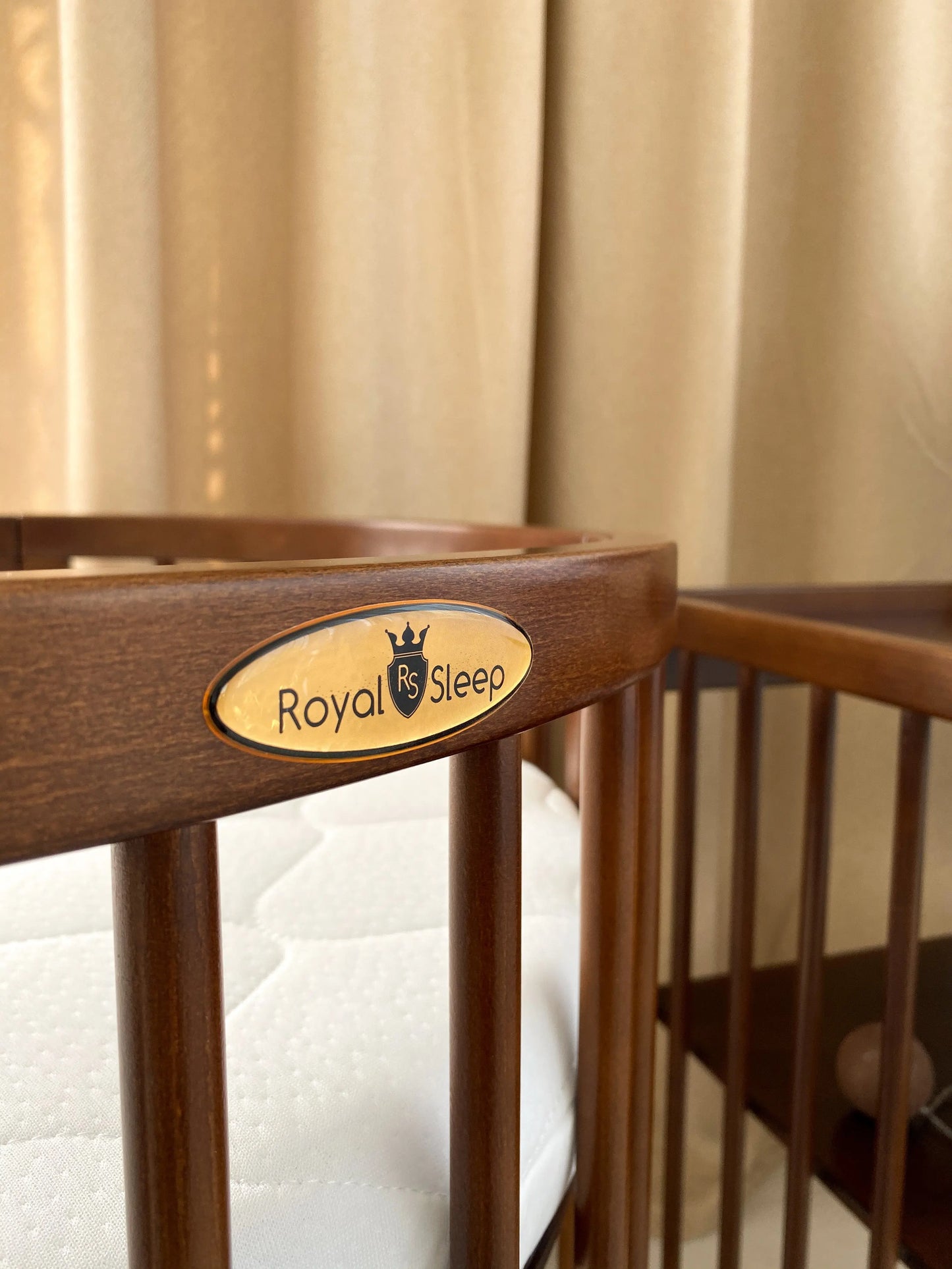 Patut oval Royal Sleep 9 in 1 Nuc - Meriess - Descoperă la Meriess o selecție premium de lenjerie de pat pentru bebeluși, pătuțuri multifuncționale, accesorii esențiale și cadouri speciale. Calitate garantată și livrare internațională. Suport 24/7 pentru toți părinții!