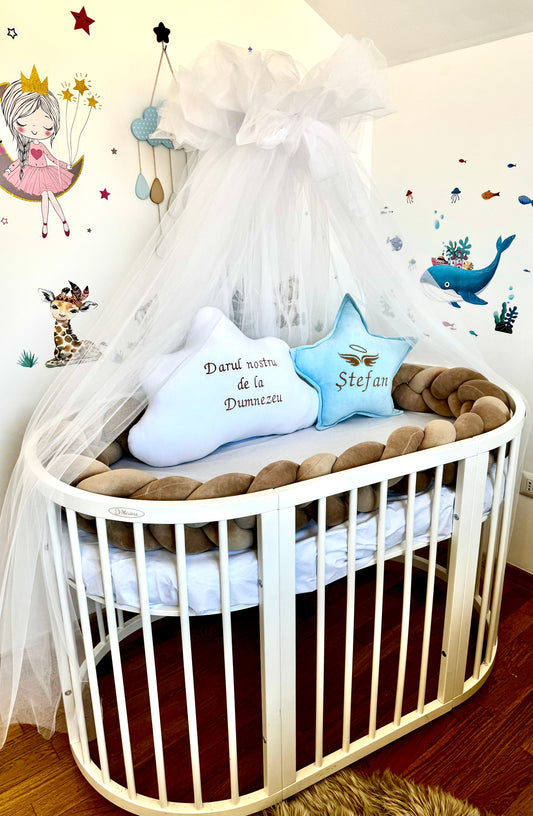 Set pătuț oval bebe – Pernuțe personalizate, protecție împletită 230 cm, cearceaf bumbac 100%, baldachin 10 m