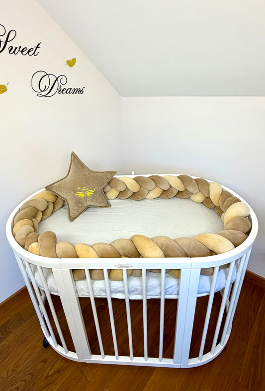 Protecție împletită pentru pătuțul bebelușului cu lungimea de 350cm. Cafeniu și bej închis.