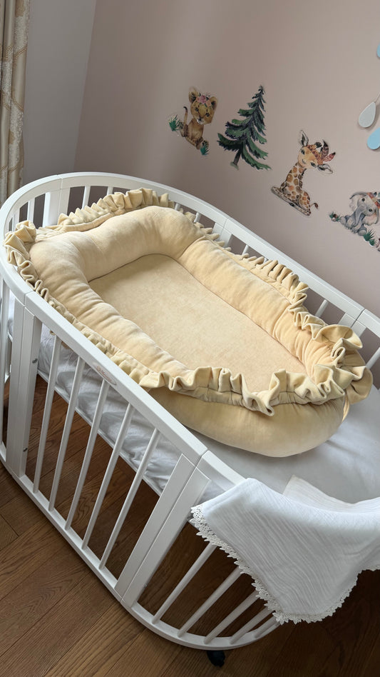 Cocon / Baby Nest din velur catifelat cu volănașe – confort și eleganță pentru bebelușul tău