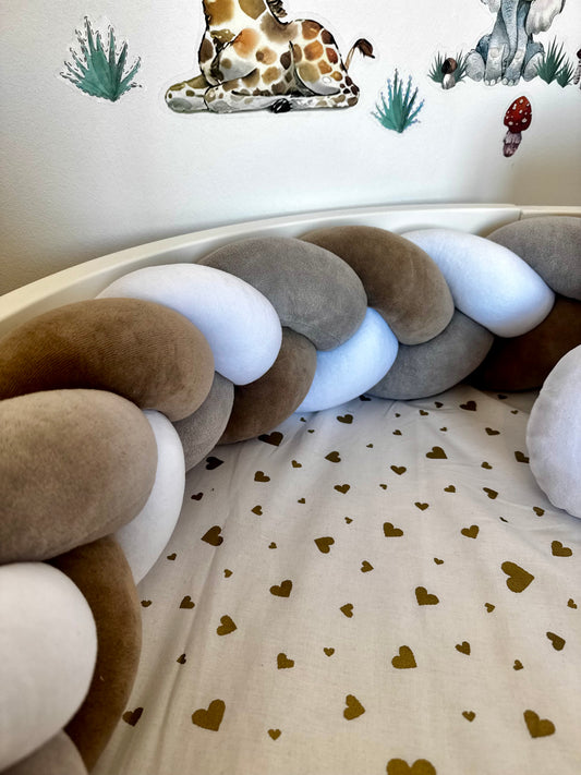 Set de accesorii cu protectie împletită de 350cm, pernuța personalizată, cerceaf, pernuță pentru formarea capului. Maro, gri, alb.