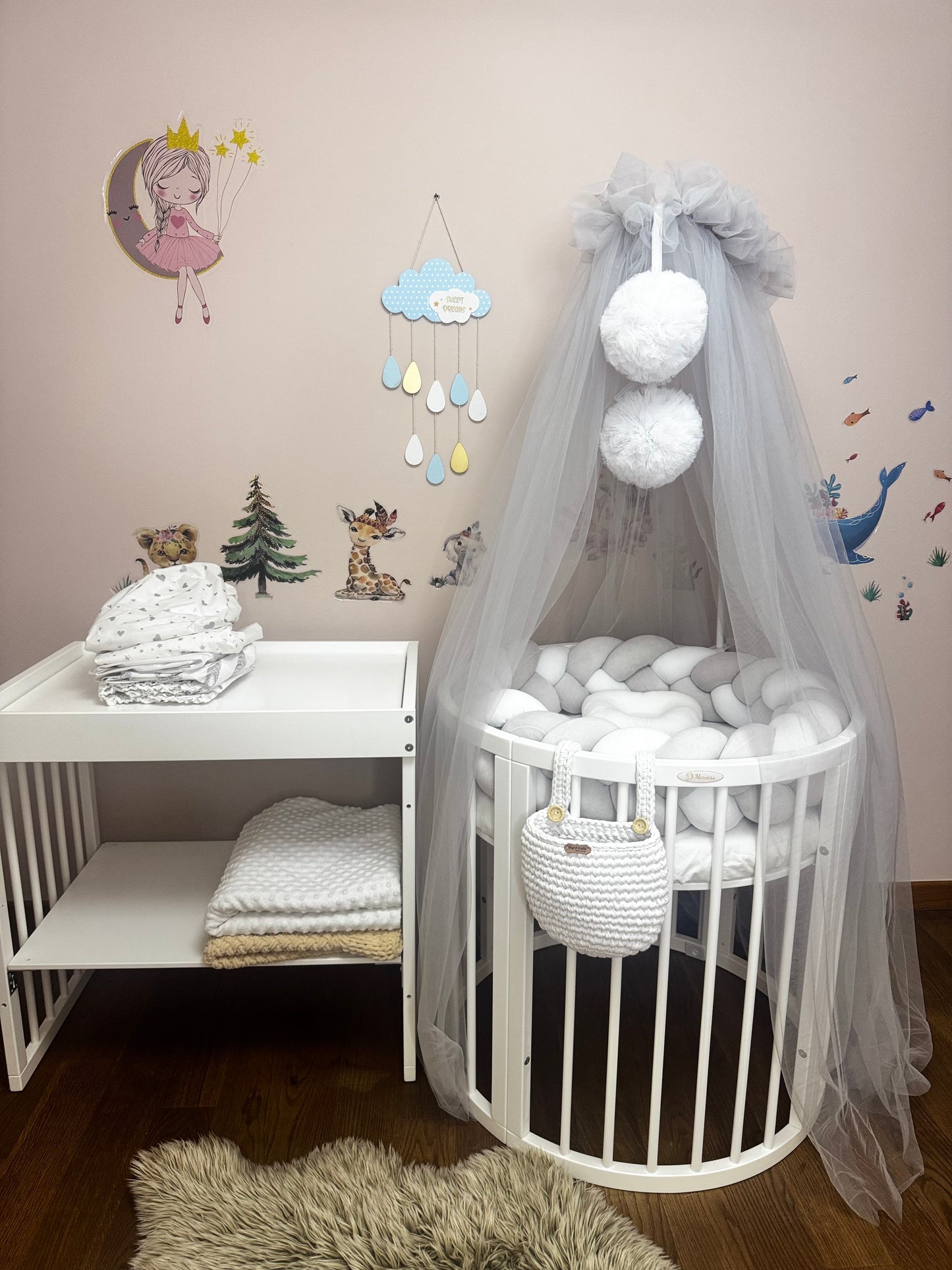 Set Accesorii Pătuț Bebeluș – Protecție Împletită, Baldachin, Cearceaf din Bumbac și Pernuță Ortopedică