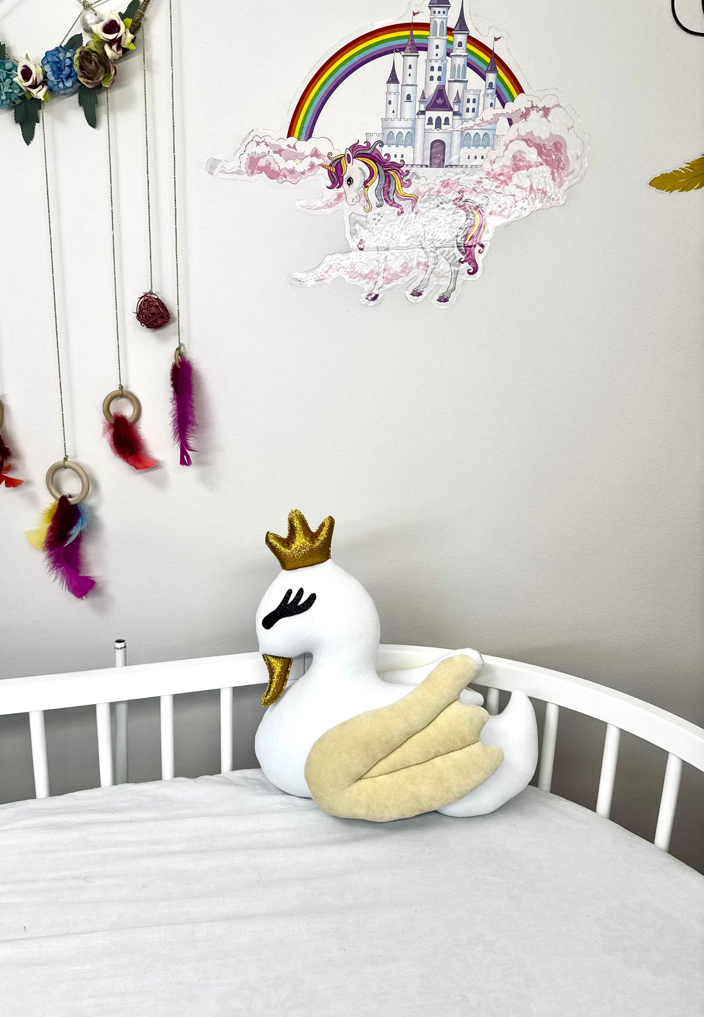 Lebădă decorativă din velur moale cu umplutură hipoalergenică – decor pentru camera copilului. BEJ