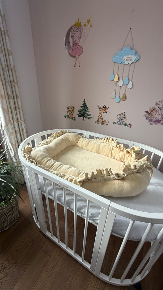 Cocon / Baby Nest din velur catifelat cu volănașe – confort și eleganță pentru bebelușul tău