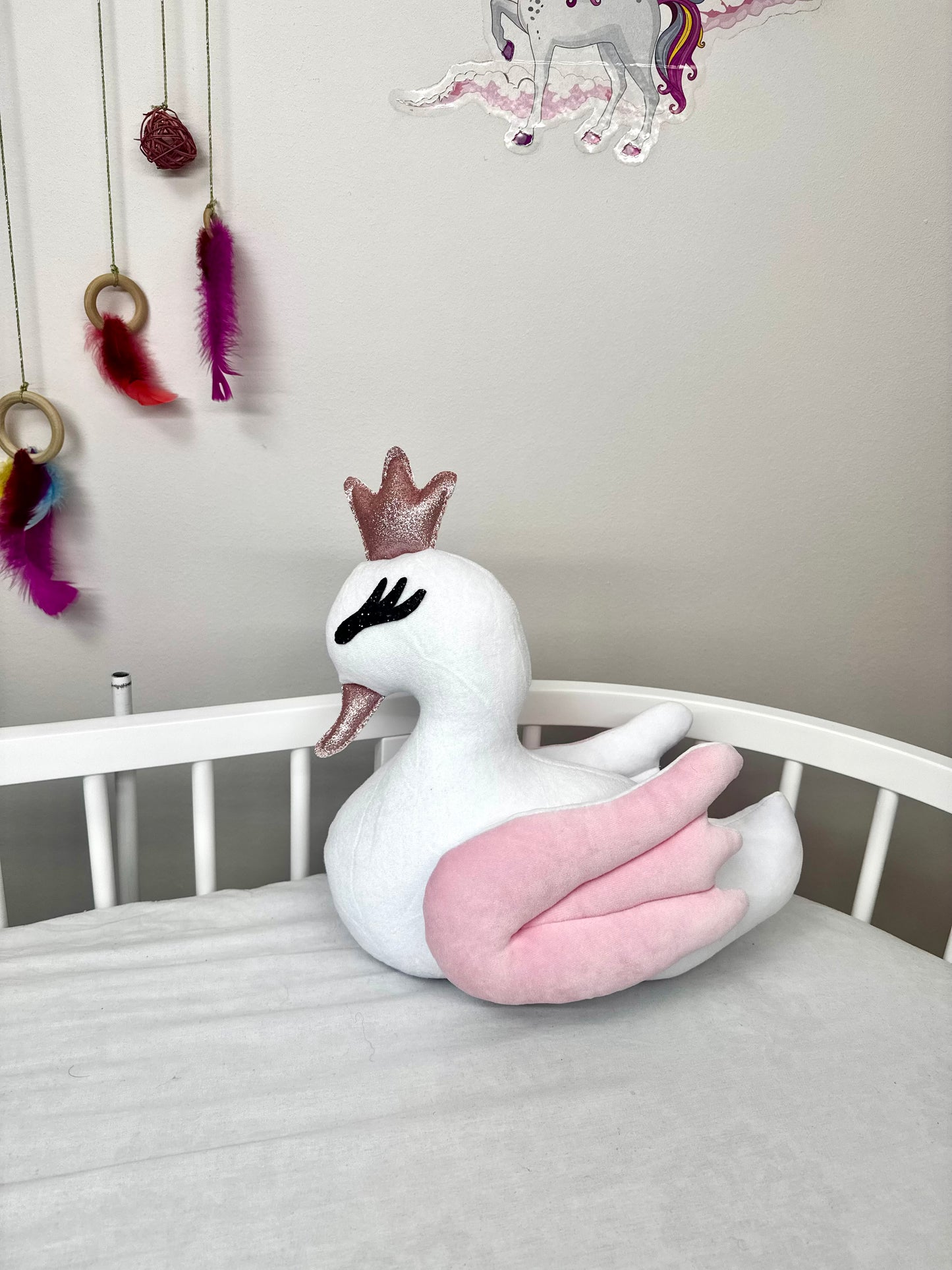Lebădă decorativă din velur moale cu umplutură hipoalergenică – decor pentru camera copilului. ROZ DESCHIS