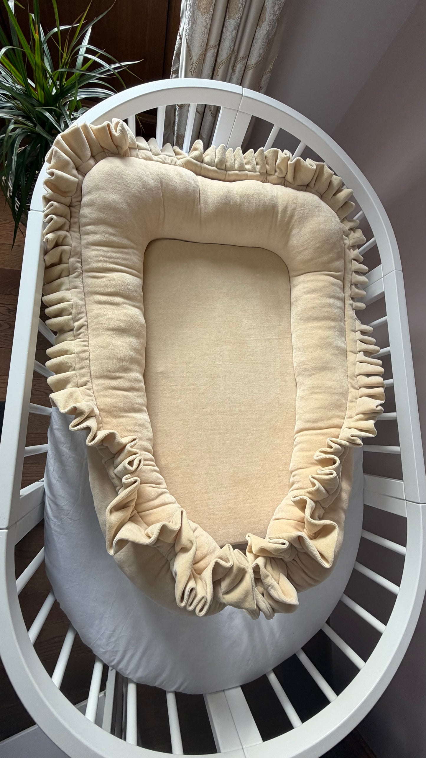 Cocon / Baby Nest din velur catifelat cu volănașe – confort și eleganță pentru bebelușul tău