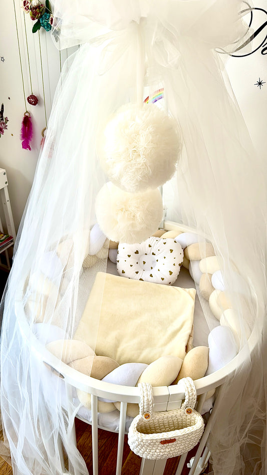 Set de 6 accesorii în nuanțe de alb, bej și crem pentru pătuțul bebelușului