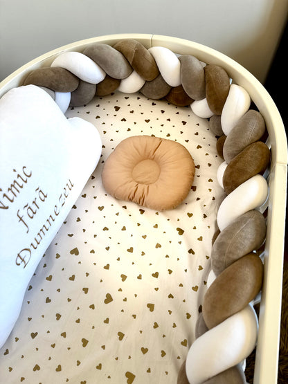 Set de accesorii cu protectie împletită de 350cm, pernuța personalizată, cerceaf, pernuță pentru formarea capului. Maro, gri, alb.