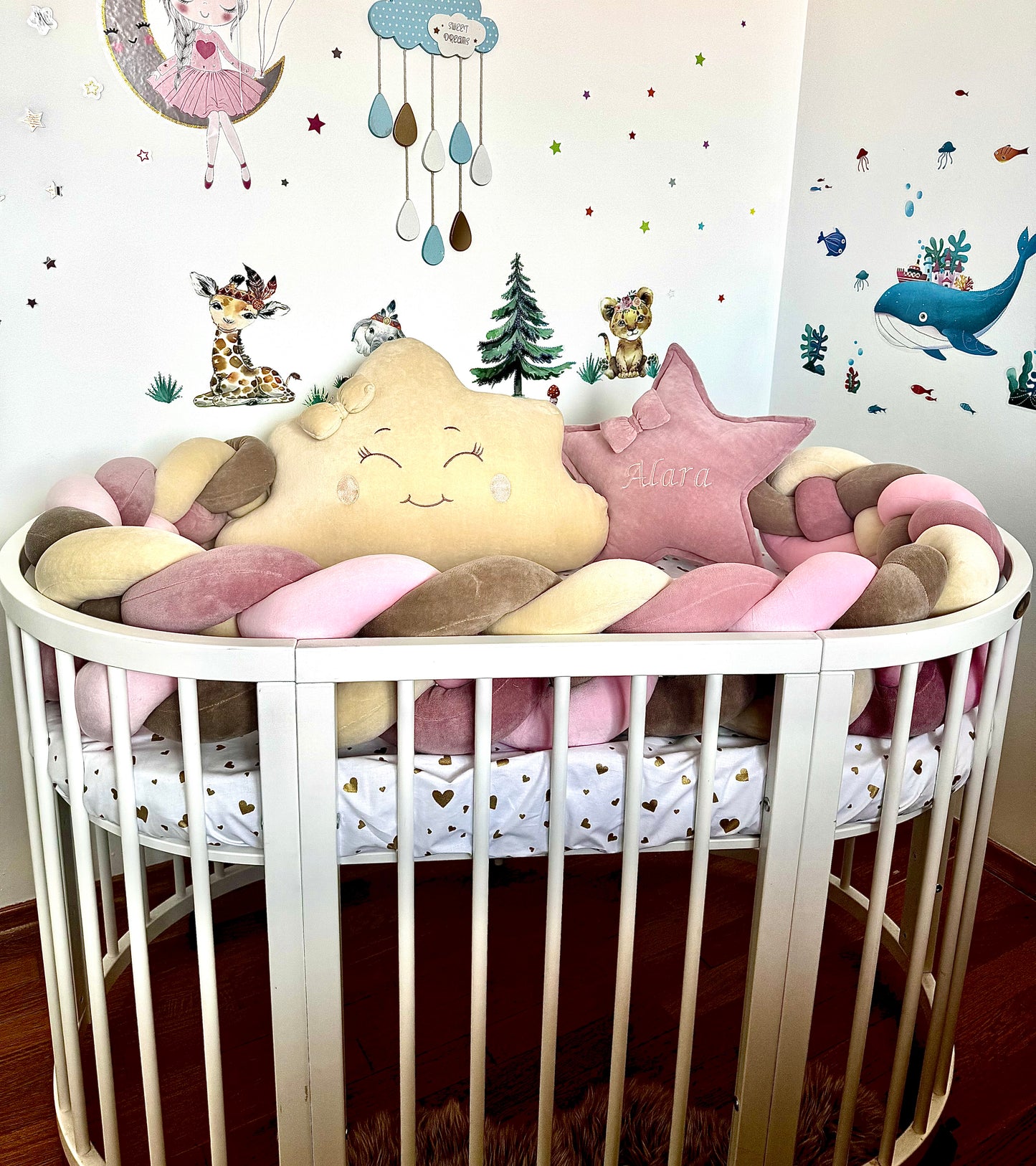 Set de accesorii cu protecție împletită în 4 fire și două pernuțe personalizate. Roz prăfuit, bej, maro și roz.