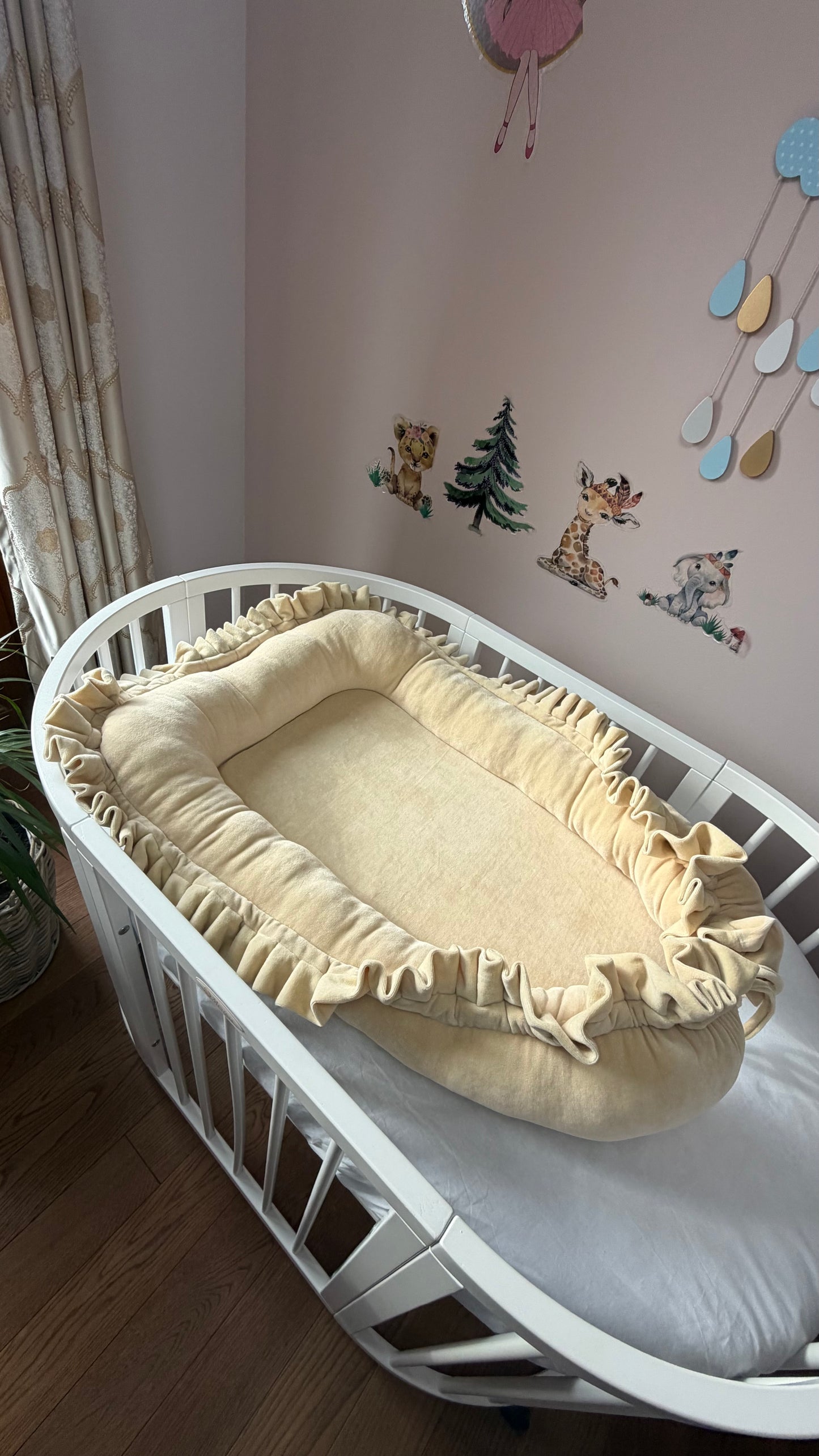 Cocon / Baby Nest din velur catifelat cu volănașe – confort și eleganță pentru bebelușul tău