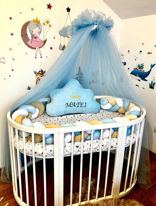 Set de accesorii pentru pătuțul bebelușului cu protecție împletită, pernuță personalizată și baldachin. Albastru, alb, bej.