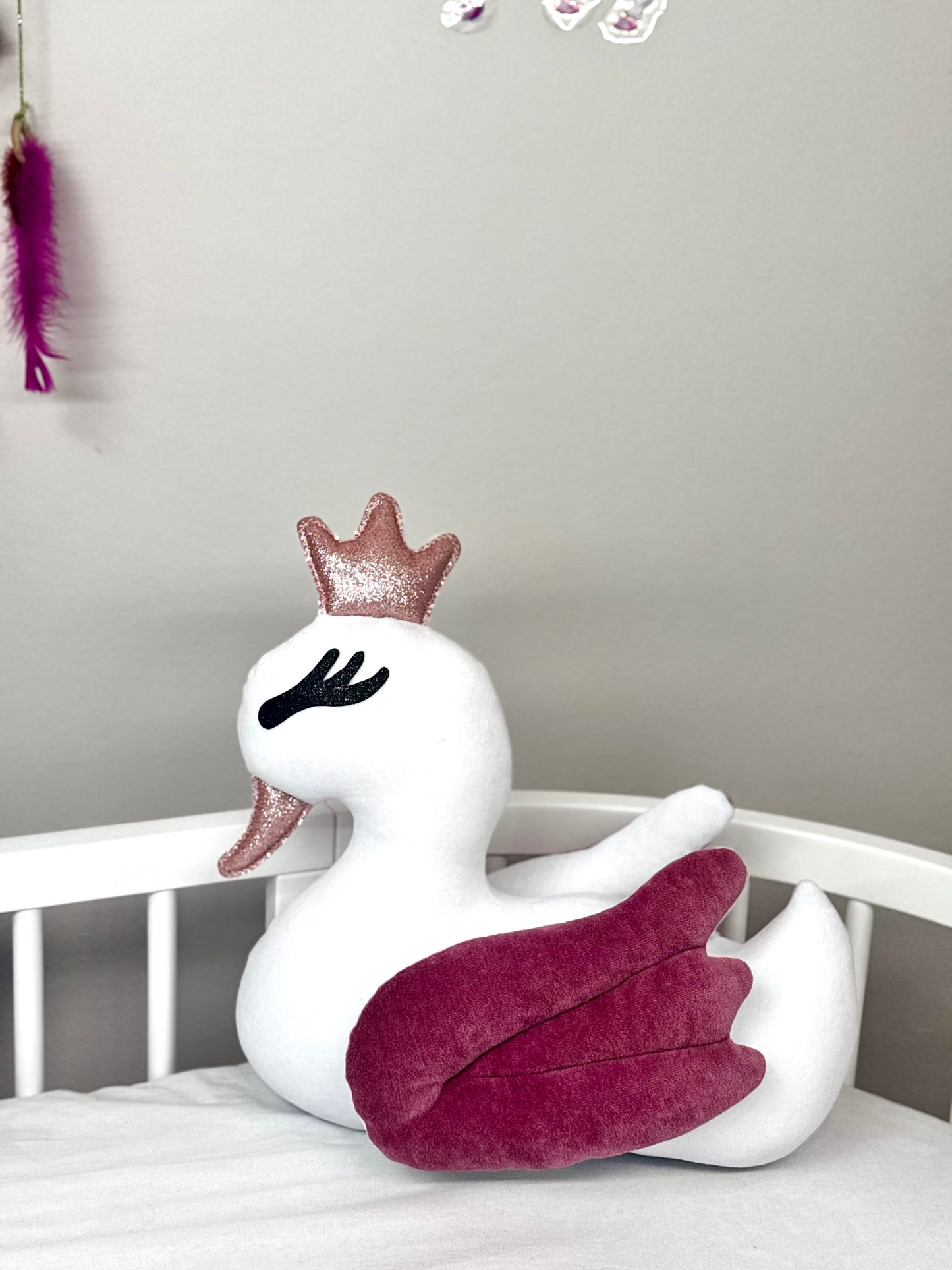 Lebădă decorativă din velur moale cu umplutură hipoalergenică – decor pentru camera copilului. ROZ TRANDAFIRIU