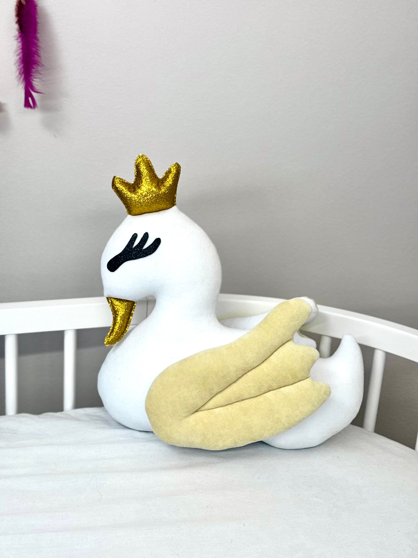 Lebădă decorativă din velur moale cu umplutură hipoalergenică – decor pentru camera copilului. BEJ