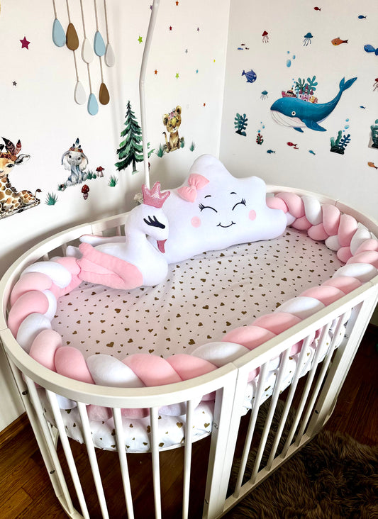 Set complet pătuț oval roz și alb– protecție împletită 230 cm, pernuță nor, pernuță lebădă, cearșaf 100% bumbac, velur moale & umplutură hipoalergenică