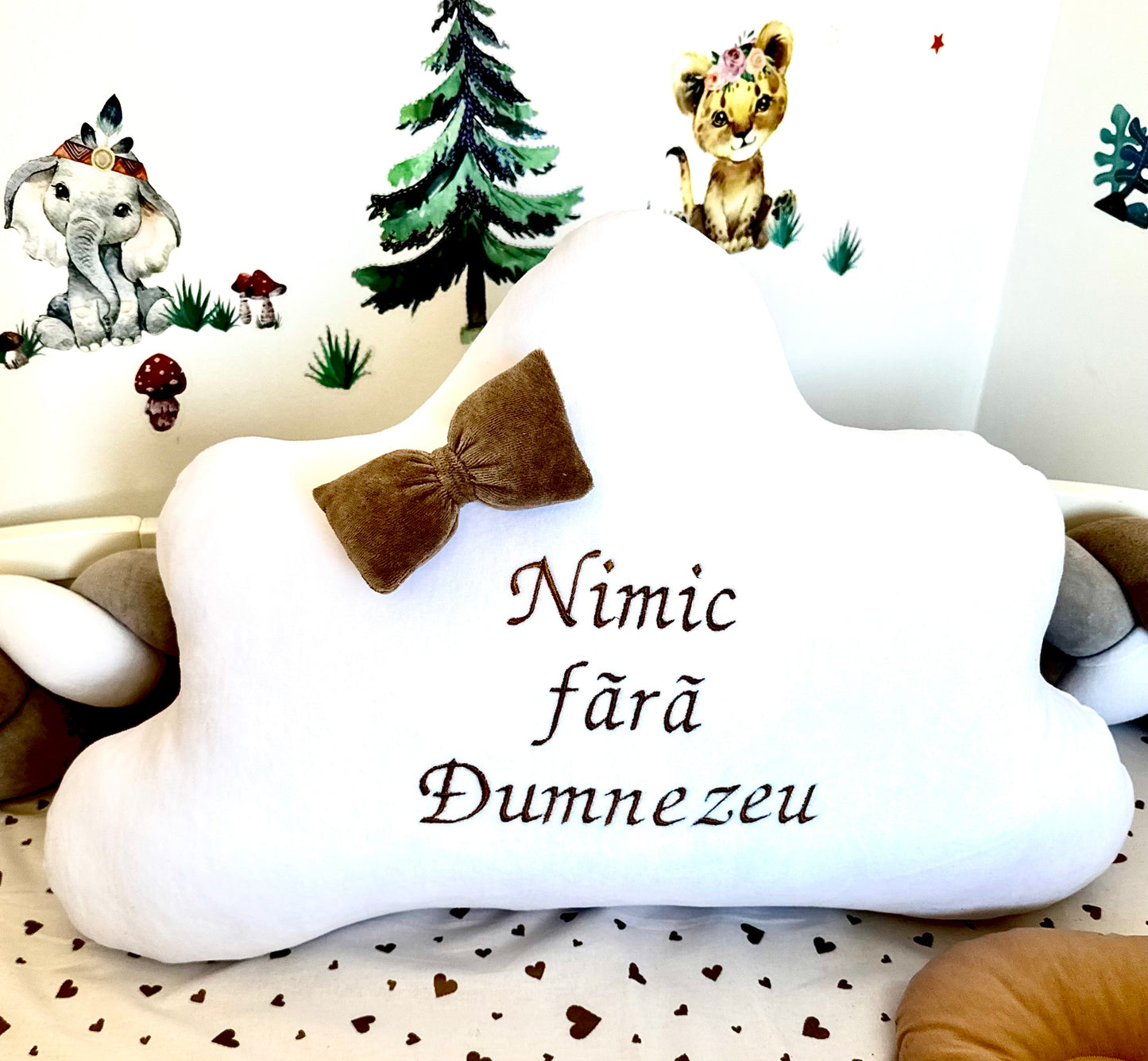 Set de accesorii cu protectie împletită de 350cm, pernuța personalizată, cerceaf, pernuță pentru formarea capului. Maro, gri, alb.