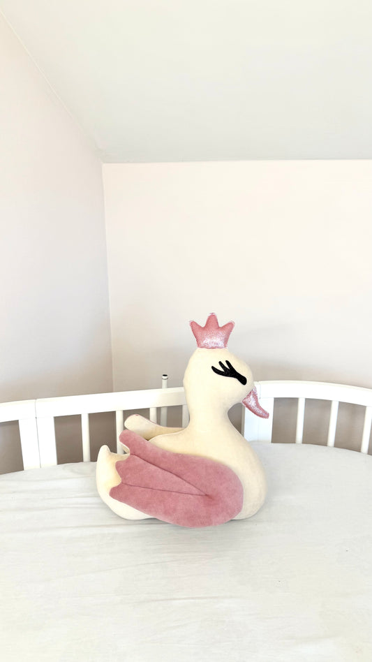 Lebădă regală. Corp bej deschis. Aripi roz prăfuit.