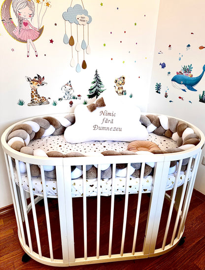 Set de accesorii cu protectie împletită de 350cm, pernuța personalizată, cerceaf, pernuță pentru formarea capului. Maro, gri, alb.