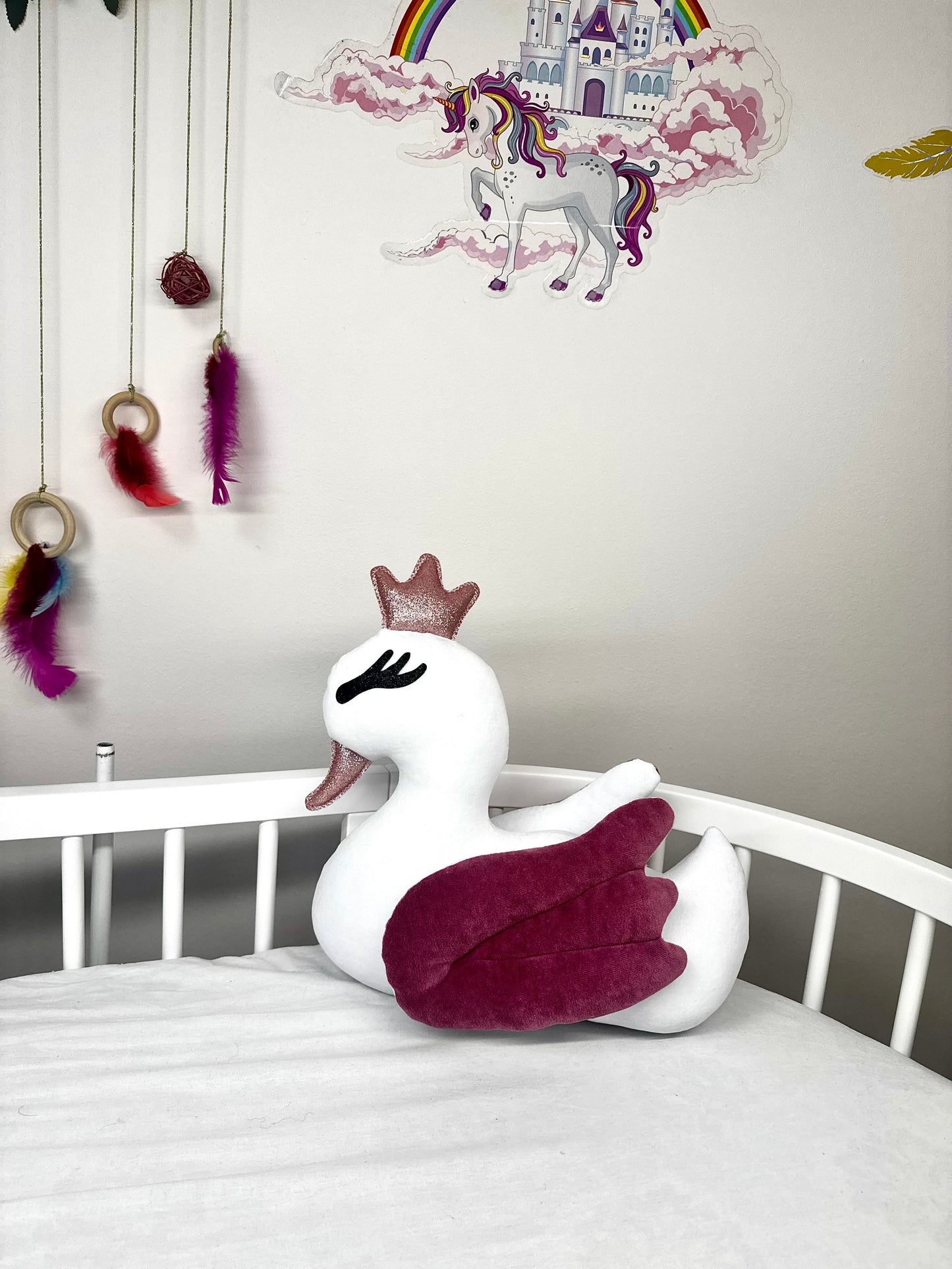 Lebădă decorativă din velur moale cu umplutură hipoalergenică – decor pentru camera copilului. ROZ TRANDAFIRIU
