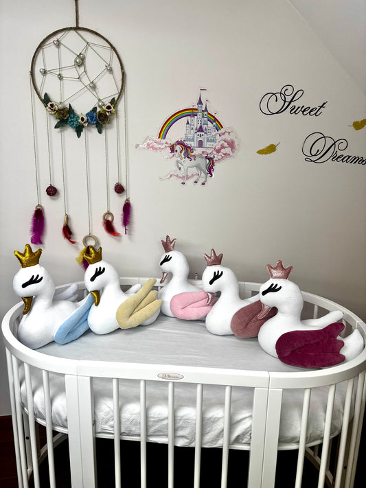 Lebădă decorativă din velur moale cu umplutură hipoalergenică – decor pentru camera copilului. ROZ PRĂFUIT