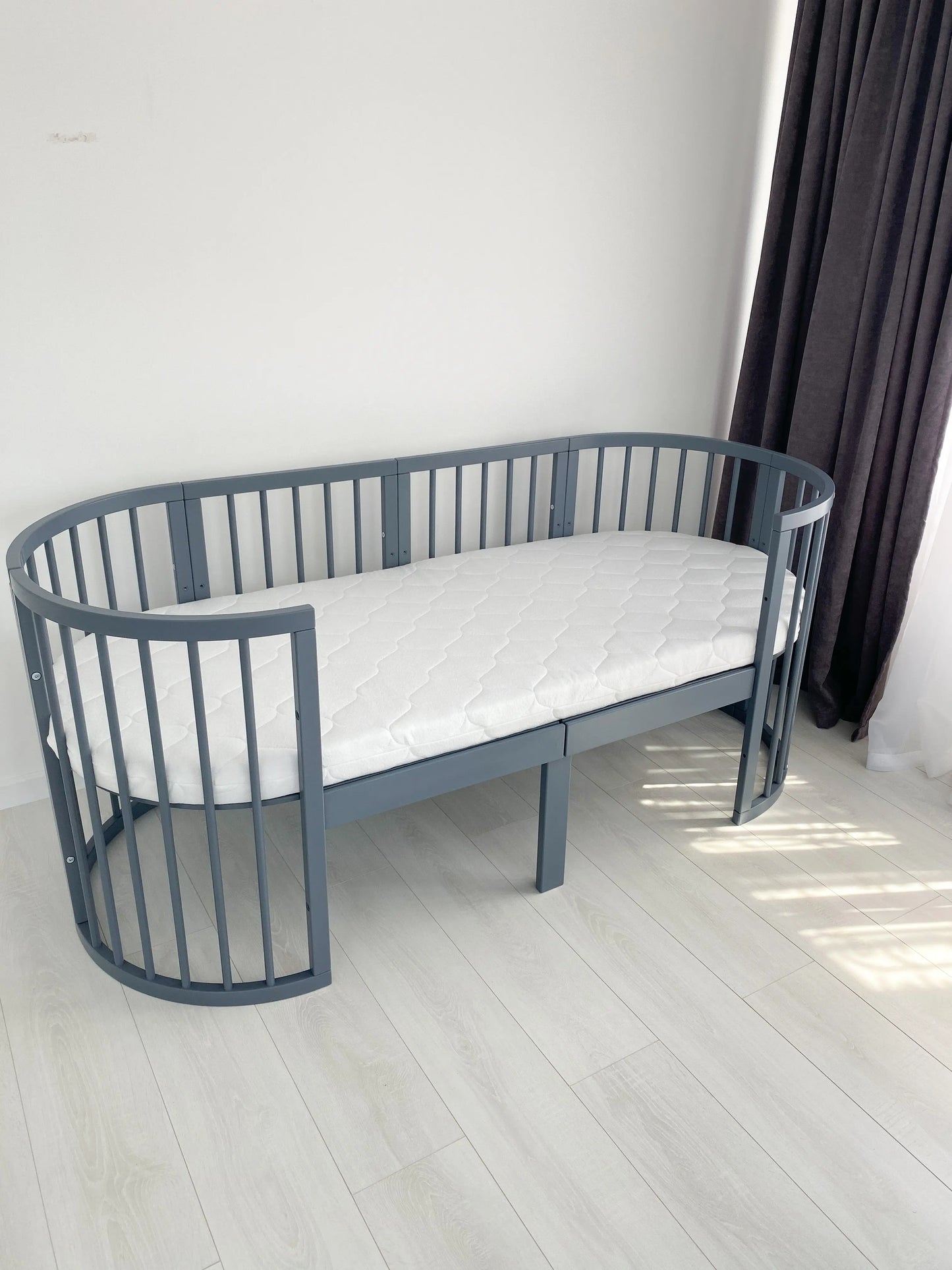 Patut oval Royal Sleep 9 in 1 Gri - Meriess - Descoperă la Meriess o selecție premium de lenjerie de pat pentru bebeluși, pătuțuri multifuncționale, accesorii esențiale și cadouri speciale. Calitate garantată și livrare internațională. Suport 24/7 pentru toți părinții!