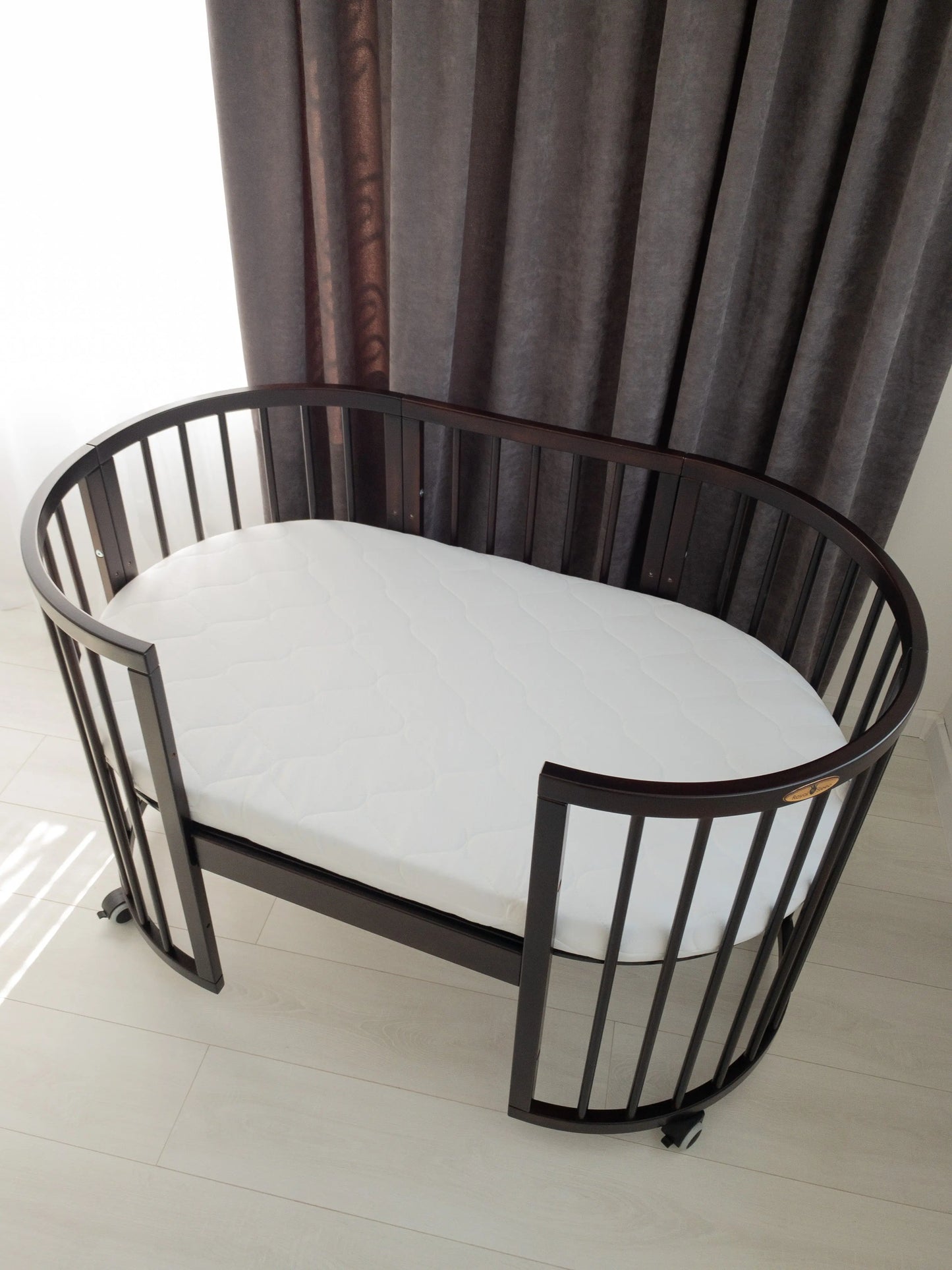 Patut oval Royal Sleep 9 in 1 Wenge - Meriess - Descoperă la Meriess o selecție premium de lenjerie de pat pentru bebeluși, pătuțuri multifuncționale, accesorii esențiale și cadouri speciale. Calitate garantată și livrare internațională. Suport 24/7 pentru toți părinții!