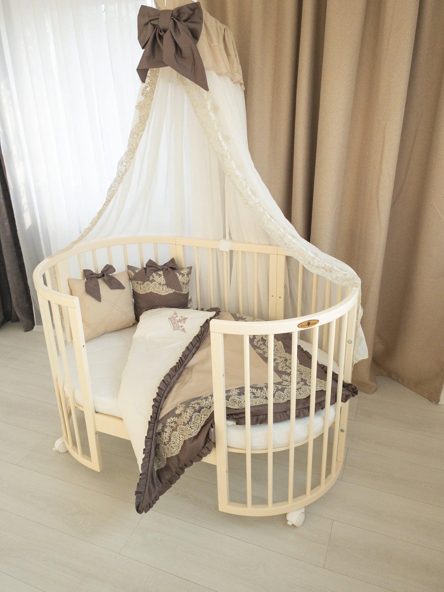 Patut oval Royal Sleep 9in1 Ivory - Meriess - Descoperă la Meriess o selecție premium de lenjerie de pat pentru bebeluși, pătuțuri multifuncționale, accesorii esențiale și cadouri speciale. Calitate garantată și livrare internațională. Suport 24/7 pentru toți părinții!