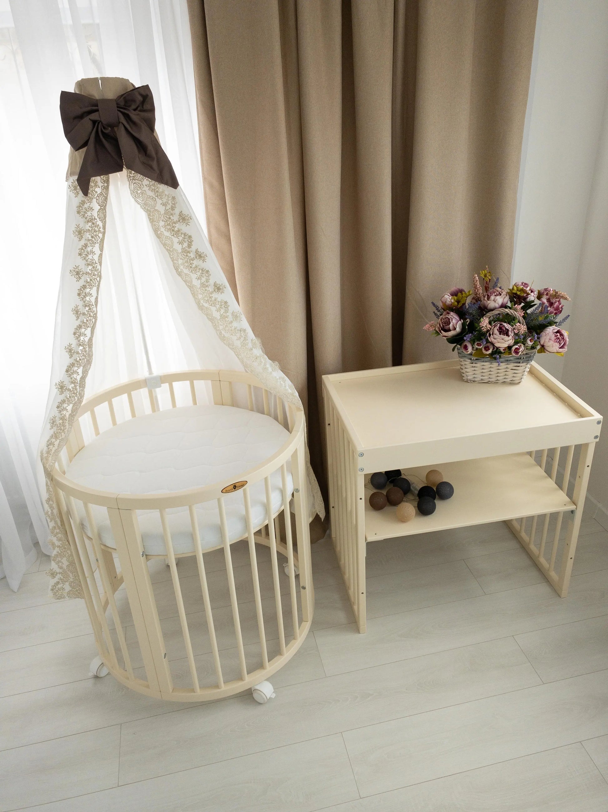 Patut oval Royal Sleep 9in1 Ivory - Meriess - Descoperă la Meriess o selecție premium de lenjerie de pat pentru bebeluși, pătuțuri multifuncționale, accesorii esențiale și cadouri speciale. Calitate garantată și livrare internațională. Suport 24/7 pentru toți părinții!