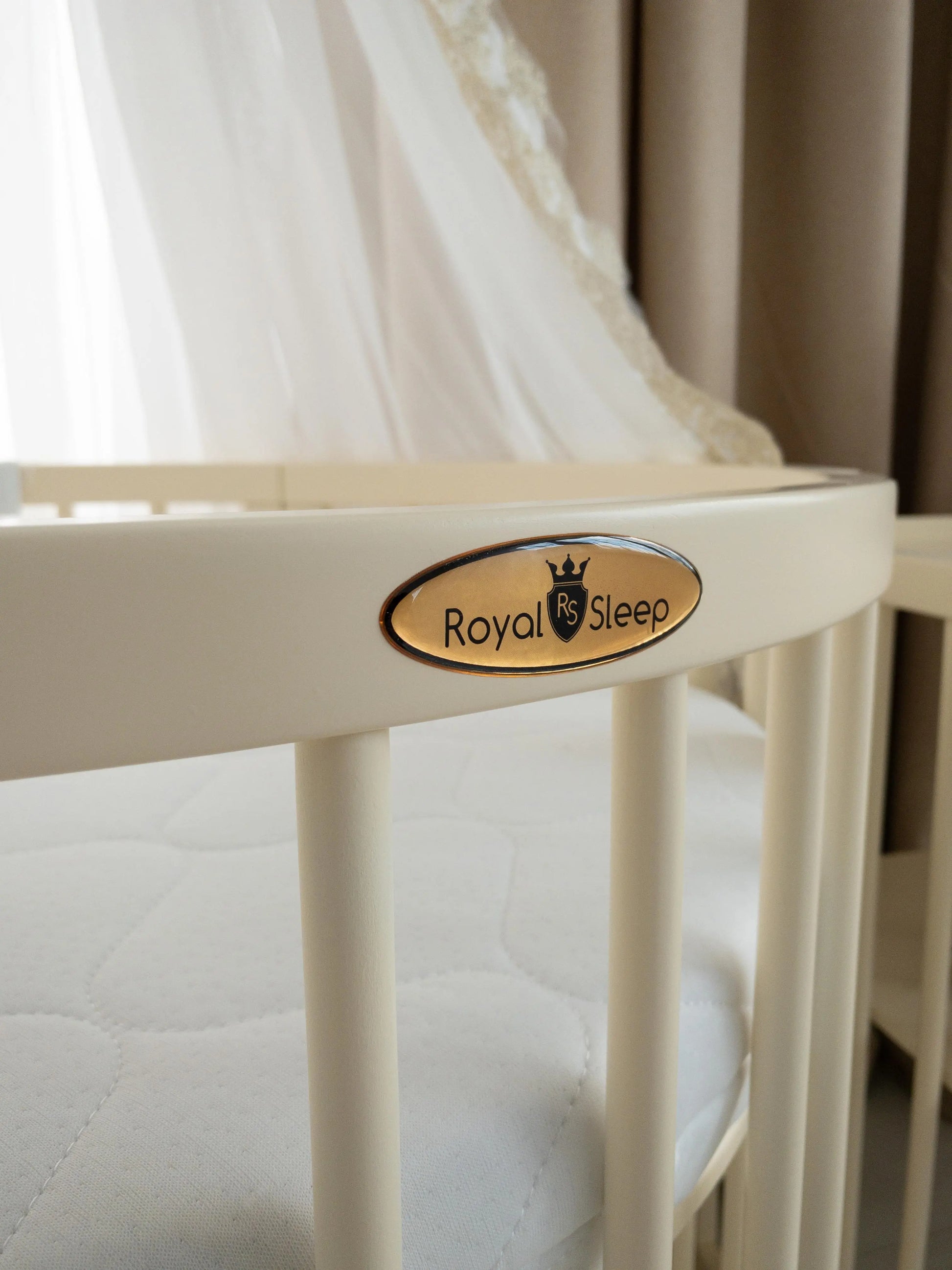 Patut oval Royal Sleep 9in1 Ivory - Meriess - Descoperă la Meriess o selecție premium de lenjerie de pat pentru bebeluși, pătuțuri multifuncționale, accesorii esențiale și cadouri speciale. Calitate garantată și livrare internațională. Suport 24/7 pentru toți părinții!