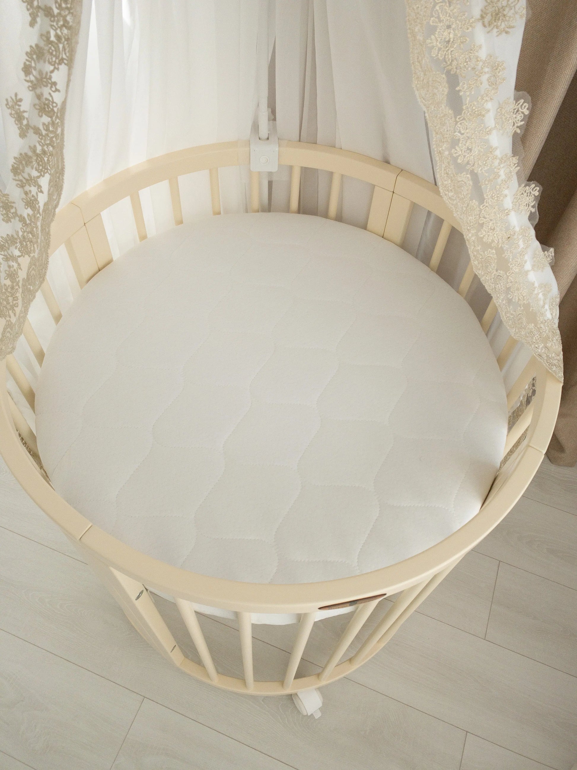 Patut oval Royal Sleep 9in1 Ivory - Meriess - Descoperă la Meriess o selecție premium de lenjerie de pat pentru bebeluși, pătuțuri multifuncționale, accesorii esențiale și cadouri speciale. Calitate garantată și livrare internațională. Suport 24/7 pentru toți părinții!